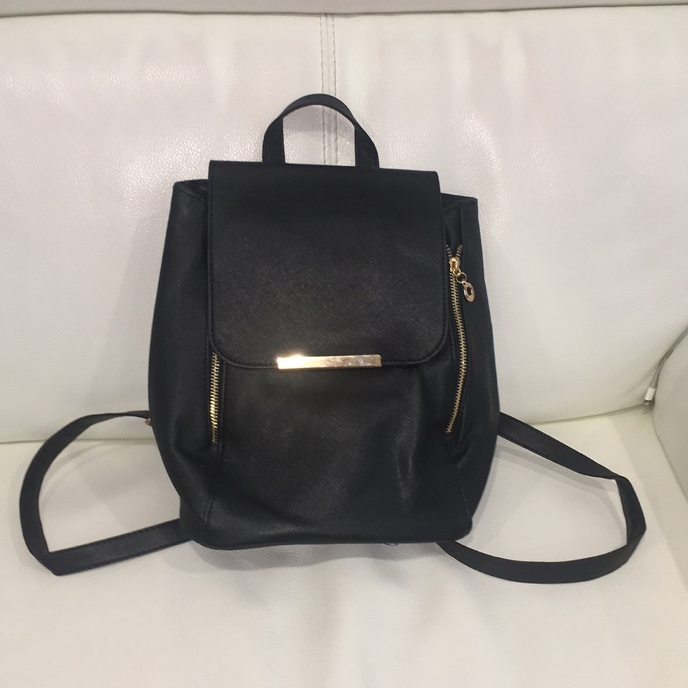 🖤 BRAND NEW 🖤 BLACK BACKPACK WITH GOLD DETAILS - Picture 3 of 8